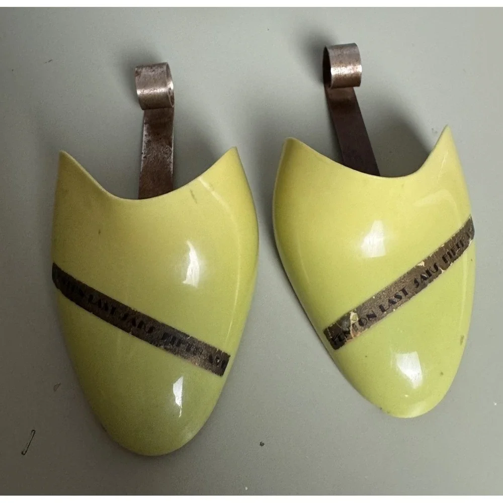 SAKS FIFTH AVENUE FENTON LAST Green PLASTIC & Metal Lady's‎ Shoe Tree SET Of TWO